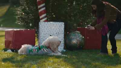 ♪ Fa-la-la-la-la
La-la-la-la... ♪ - Happy Howlidays