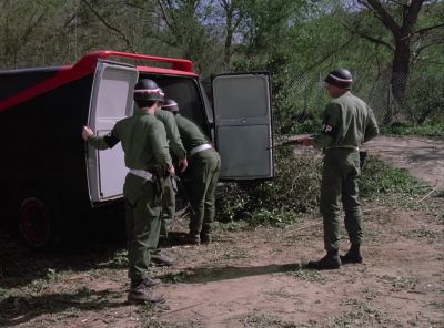 (Face)
I'll drive, you watch
the prisoners. - The A-Team