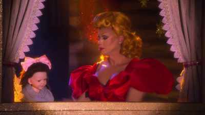 ♪ Faithful friends who are dear to us ♪ - AJ and the Queen