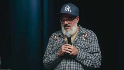 [fake Vietnamese accent]
So she turn the nozz. - David Cross: Oh Come On