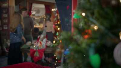 (family chattering)
(gentle music) - It’s Beginning to Look a Lot Like Murder