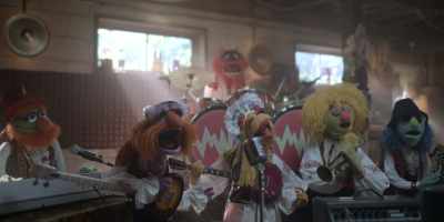 (FANFARE PLAYING) - The Muppets Mayhem