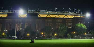- [fans cheering]
- [PA announcer] Home run! - Players