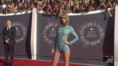 [fans cheering] - Taylor Swift vs Scooter Braun: Bad Blood