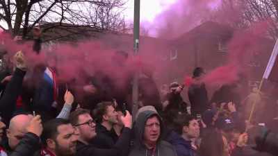 -[fans continue singing]
-[bagpipes playing] - All or Nothing: Manchester City