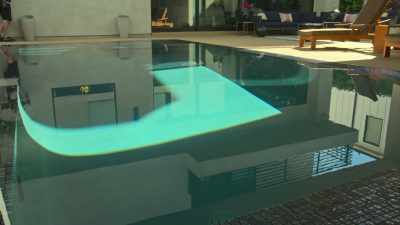 [Farrah] So, we have an outdoor pool here,
flush infinity. - Buying Beverly Hills