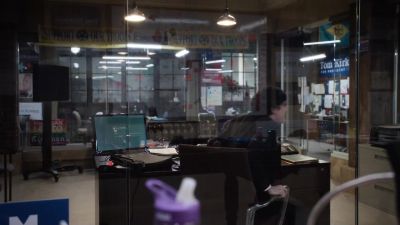 FBI! Step away from the computer!
Federal agents, Mr. Lee. - Designated Survivor