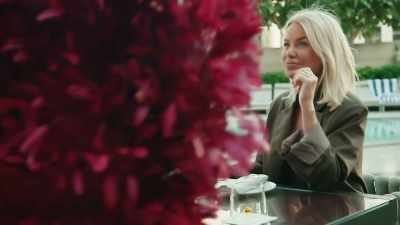 - Feathers in the wind.
- Look at your feathers. - The Real Housewives of Dubai