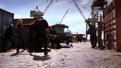 - Federal agent! Down on the ground.
Don't move. - Chuck