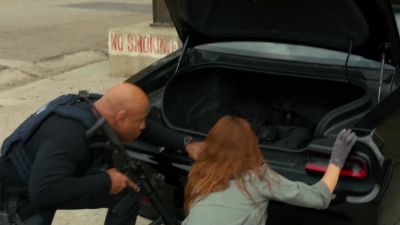 Federal agent!
Throw down your weapon! - NCIS: Los Angeles