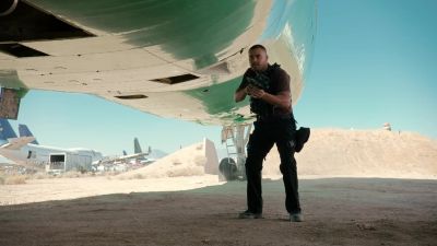 Federal agents! Drop it! - NCIS: Los Angeles