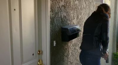 Federal agents!
Please open the door! - NCIS: Los Angeles