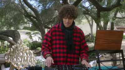 Feel it? Yeah? And...
Yeah! You got it. - A Country Christmas Harmony
