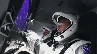...fem, fire, tre, to, en, nul.
Antænding. - Space Titans: Musk, Bezos, Branson