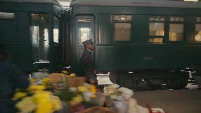 Female passenger:
Porter, your tip! - The Porter
