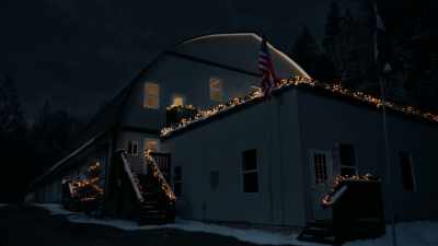 (festive music)
(people chattering) - Private Princess Christmas