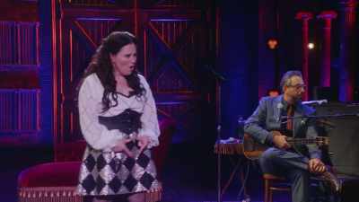 Fierbinte, - Alex Borstein: Corsets & Clown Suits
