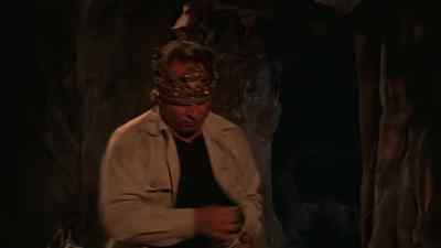 [FIGHTING IN THE BACKGROUND] - Relic Hunter