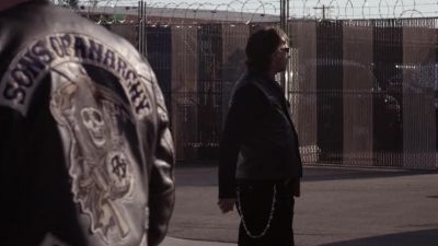 - Fill the hole, Marty!
- Got one in the back. - Sons of Anarchy