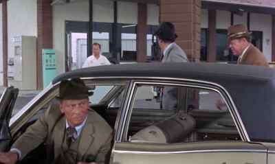 - Fill her up.
- I'm hungry. - The Boatniks
