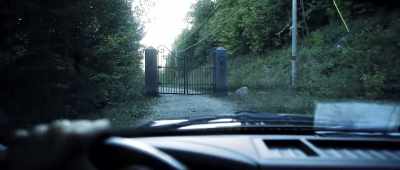- Finally!
- What kind of cabin has a gate like this? - The Gracefield Incident