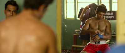 Find gaps to hook him
from underneath. - Mukkabaaz