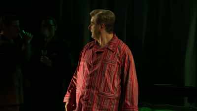 - Fine. Gin and tonic.
- Two gin and tonics, please. Doubles. - National Theatre Live: Nye