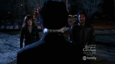 - Finn, it's me.
- Alexis? - Home Alone: The Holiday Heist
