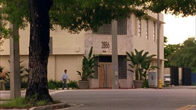 [ Fiona ]
That's Carla's building?
No guards, no cameras? - Burn Notice