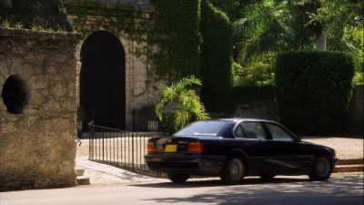 [ Fiona ]
There's George.
Right on time. - Burn Notice