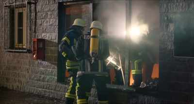 (Firefighters call out to each other) - Guglhupfgeschwader