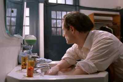 Five minutes, Mr. Gould. - Thirty Two Short Films About Glenn Gould