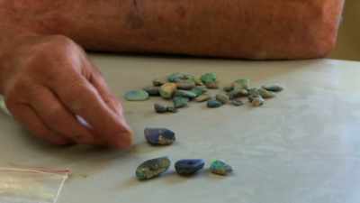 Five, six...seven. Seven. - Outback Opal Hunters