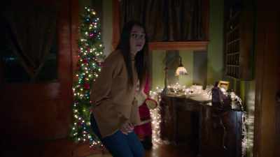 (floorboard creaking)
(footsteps thumping) - It’s Beginning to Look a Lot Like Murder