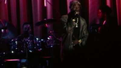 ♪ Flossin' a Benz on rims
That isn't stolen ♪ - Dear Mama