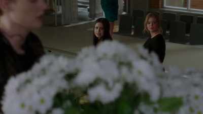 - Flowers are here.
- Daisies? - Pretty Little Liars: The Perfectionists