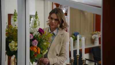 (flowers rustling) - An Easter Bloom