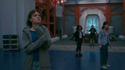 Folding entry in two minutes. - Paper Girls
