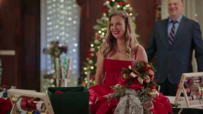 Folks, a mistletoe.
That is unbelievable. - Unwrapping Christmas: Olivia's Reunion