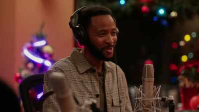 Folks, we have a special guest
in the studio today. - Jingle All the Way to Love