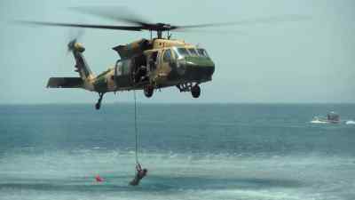 {\an7}Come on, get up. - Special Forces: World's Toughest Test