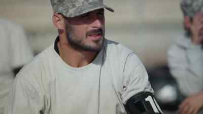 {\an7}[Remi] Give me your hand. - Special Forces: World's Toughest Test