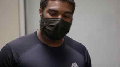 {\an1}OFFICER: Upon
checking the bag. - To Catch a Smuggler