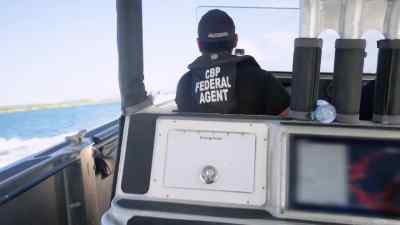 {\an1}(sirens wailing) - To Catch a Smuggler