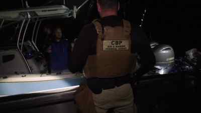 {\an1}(speaking in native language). - To Catch a Smuggler