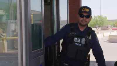 {\an1}(speaking native language). - To Catch a Smuggler