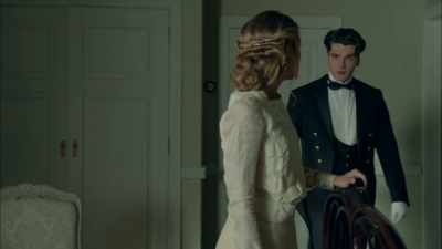 [FOOTSTEPS DEPART] - Grand Hotel