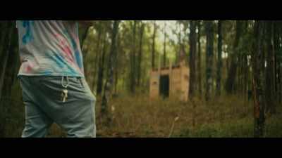 (footsteps thud)
(tense music continues) - The Bigfoot Trap