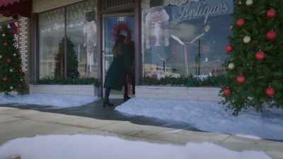 (footsteps thumping)
(bell ringing) - It’s Beginning to Look a Lot Like Murder