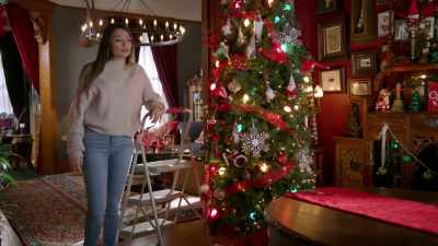 (footsteps thumping)
(gentle music) - It’s Beginning to Look a Lot Like Murder